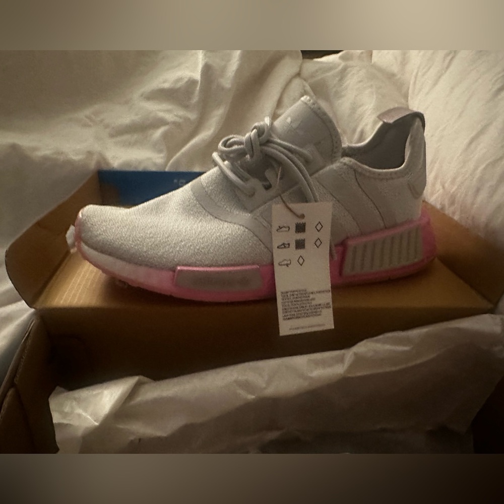 Adidas NMD_R1 SHOES
Color: Grey One / Bliss
Pink / Cloud White